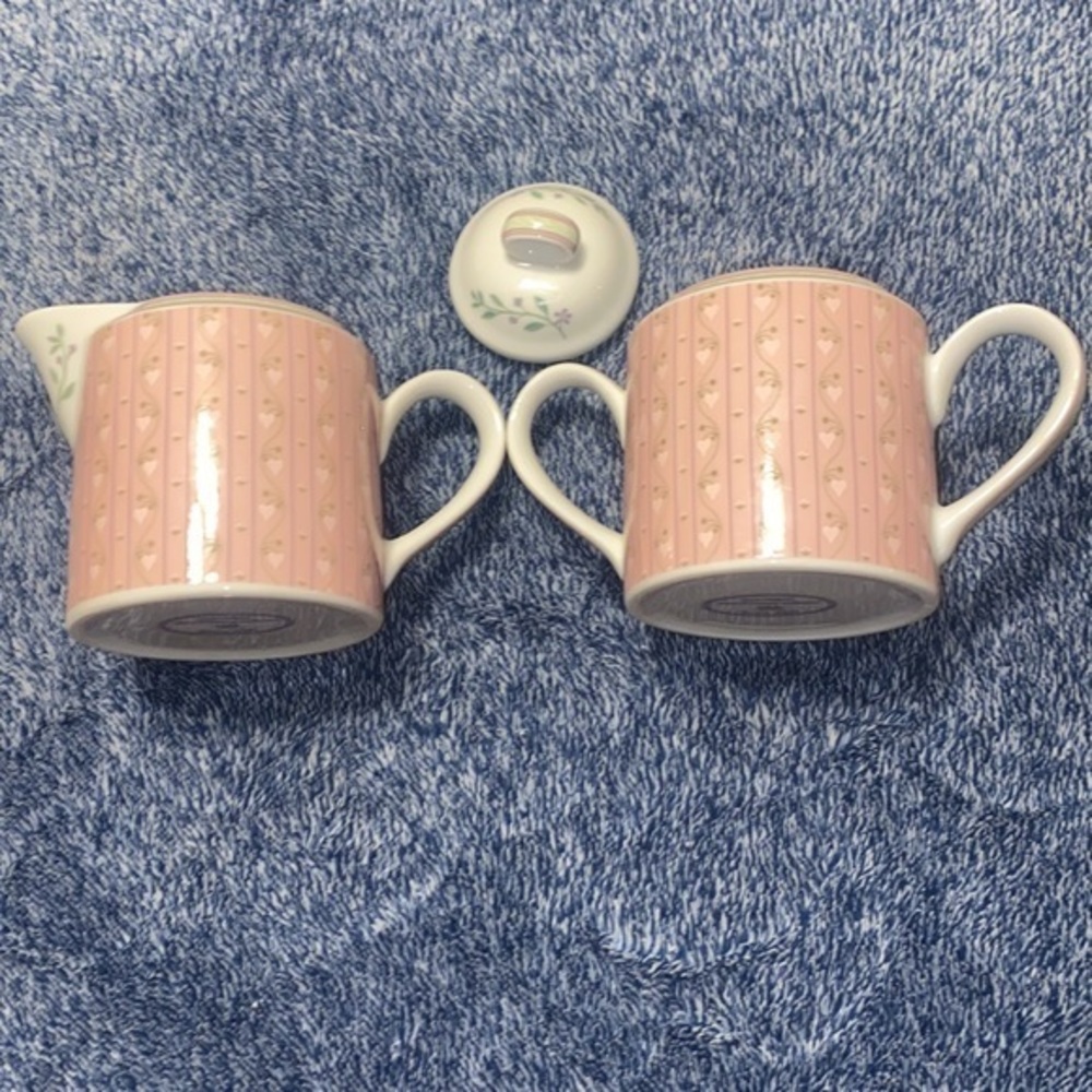 Lynn Holllyn’s Town & country collection creamer and sugar‎ set
